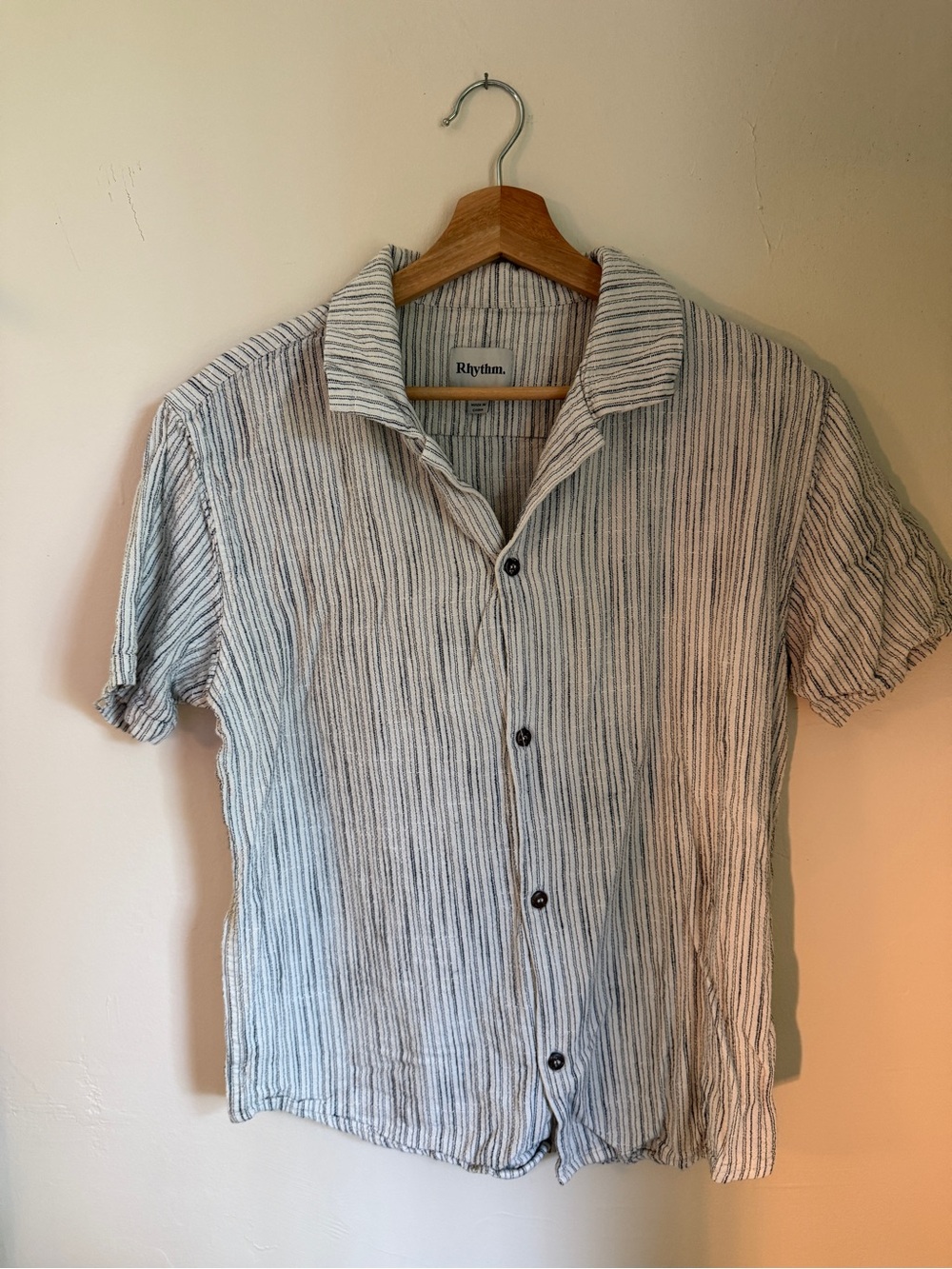 Rhythm. Men's Short-Sleeve Striped Button-Up Shirt in Light tan